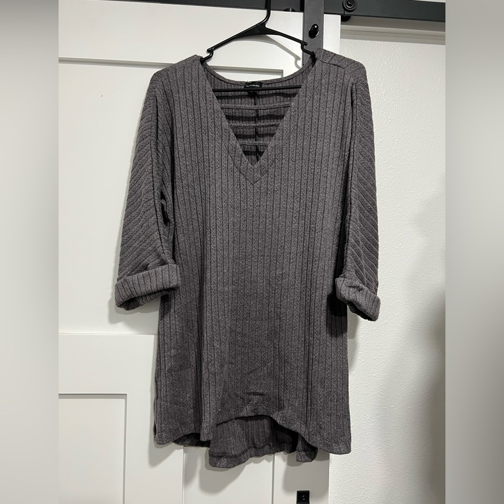 Buckle 3/4 rolled sleeve top.